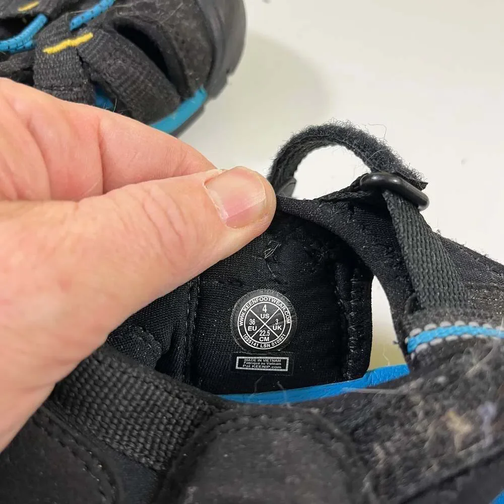 Keen Big Kids' Seacamp II CNX Black/Brilliant Blue Water Sandals